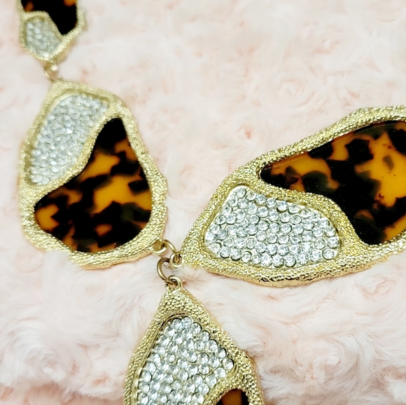 A stunning and eye-catching gold leopard necklace and earring set, complemented - Picture 4 of 12
